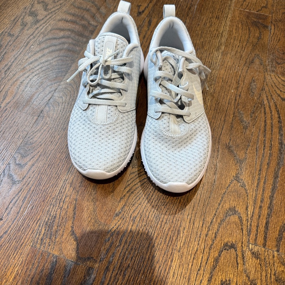 Nike Women Size 7 Light Gray Mesh Golf Sneaker